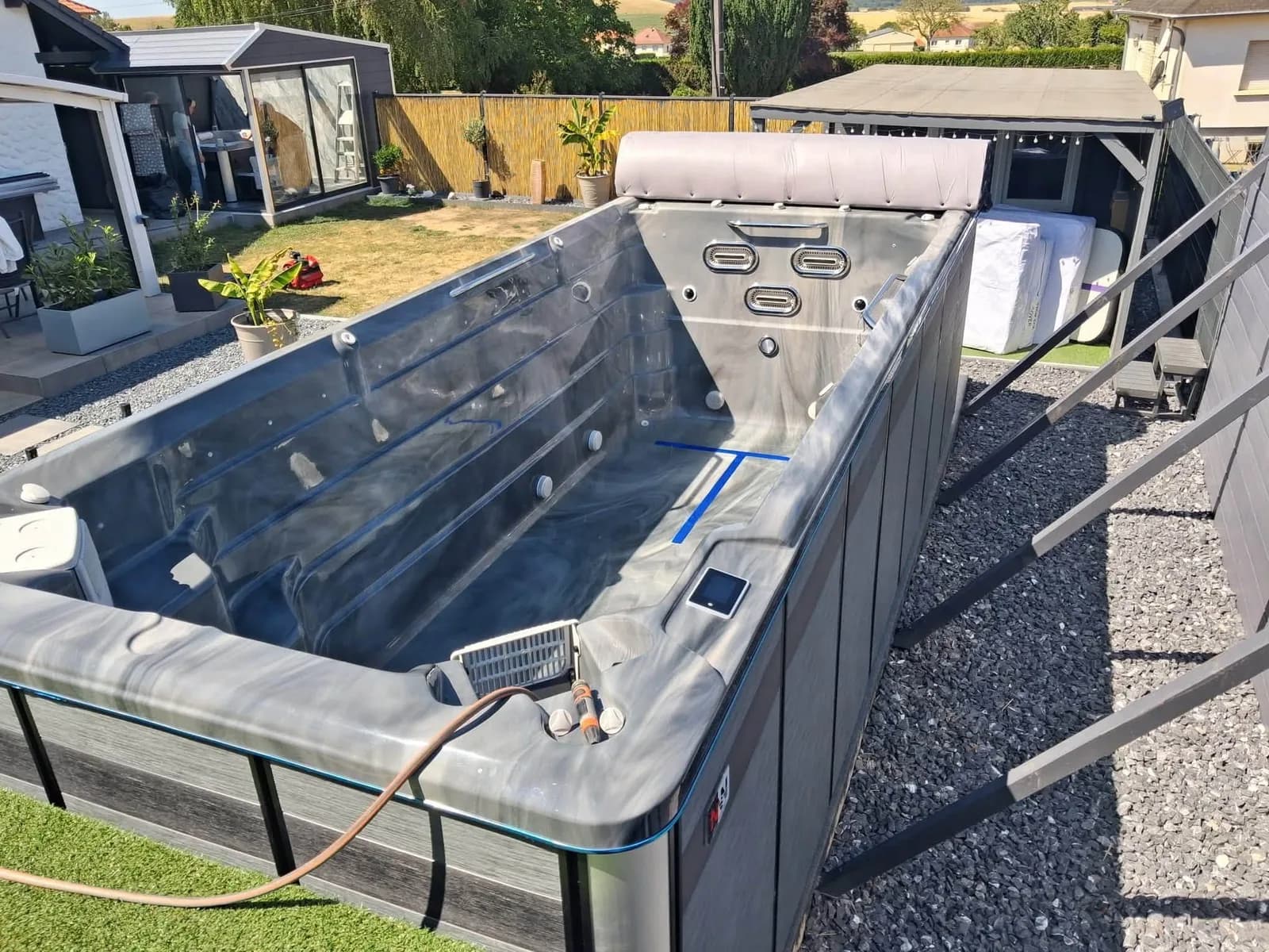 Installation d'un spa de nage Sløvika à Insming, autre vue du chantier