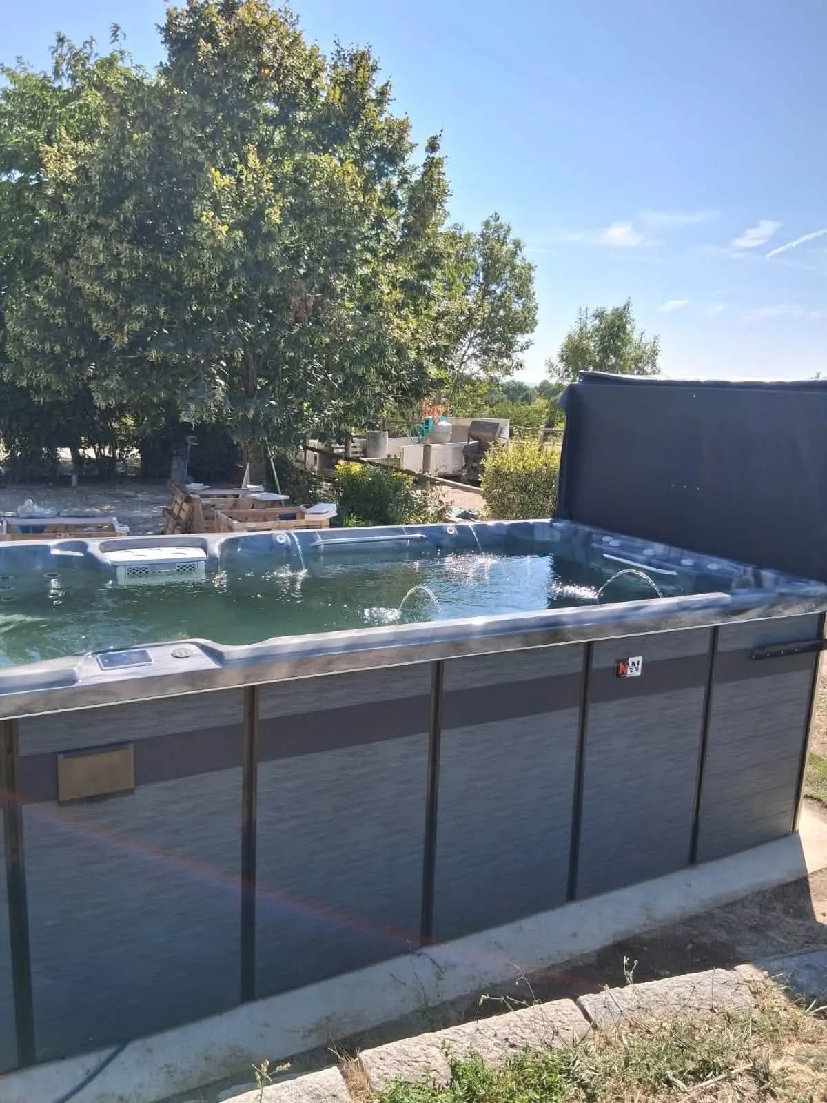 Installation d'un spa de nage Sløvika à Valencin, autre vue du chantier