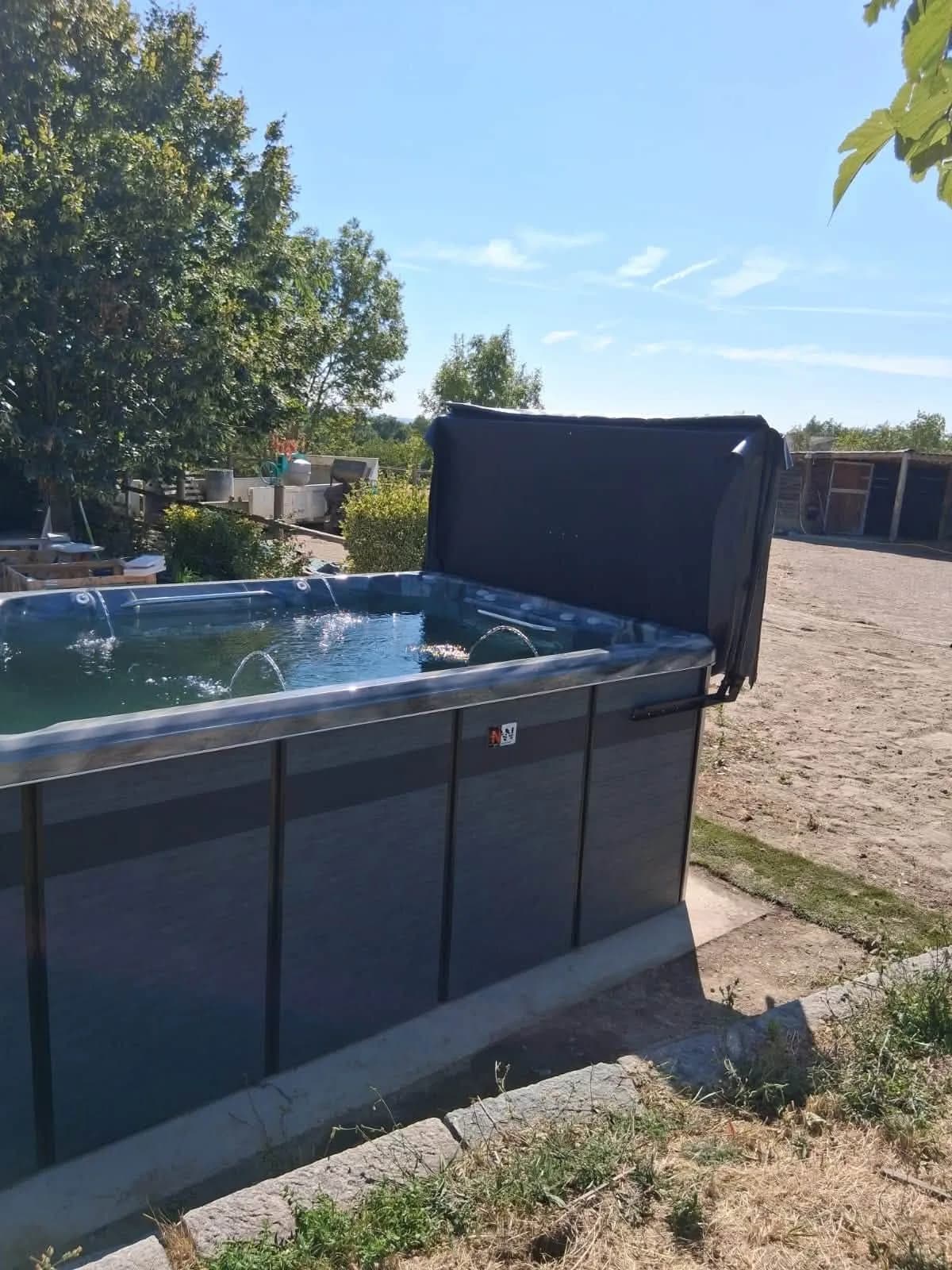 Installation d'un spa de nage Sløvika à Valencin, autre vue du chantier