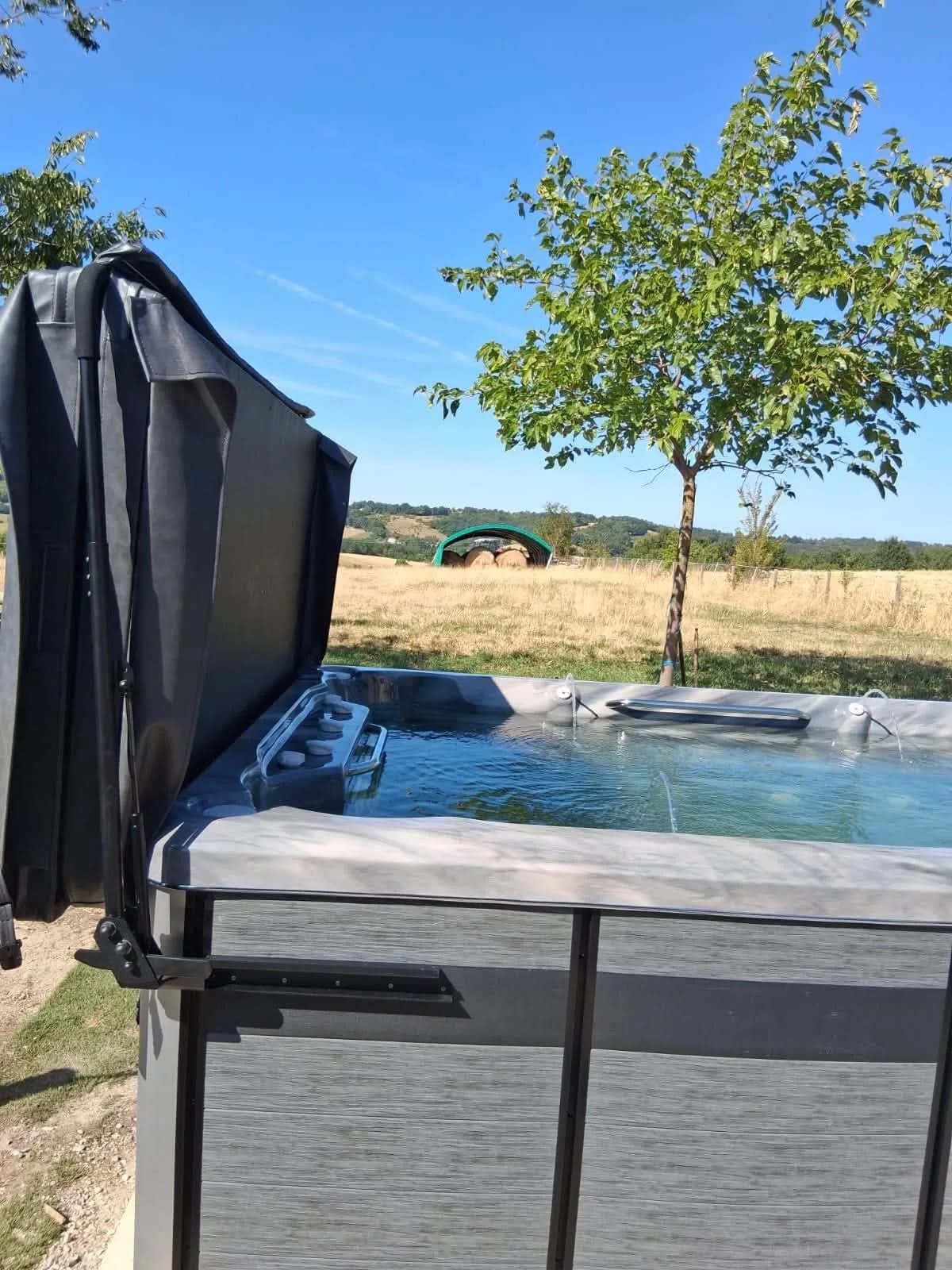 Installation d'un spa de nage Sløvika à Valencin, autre vue du chantier