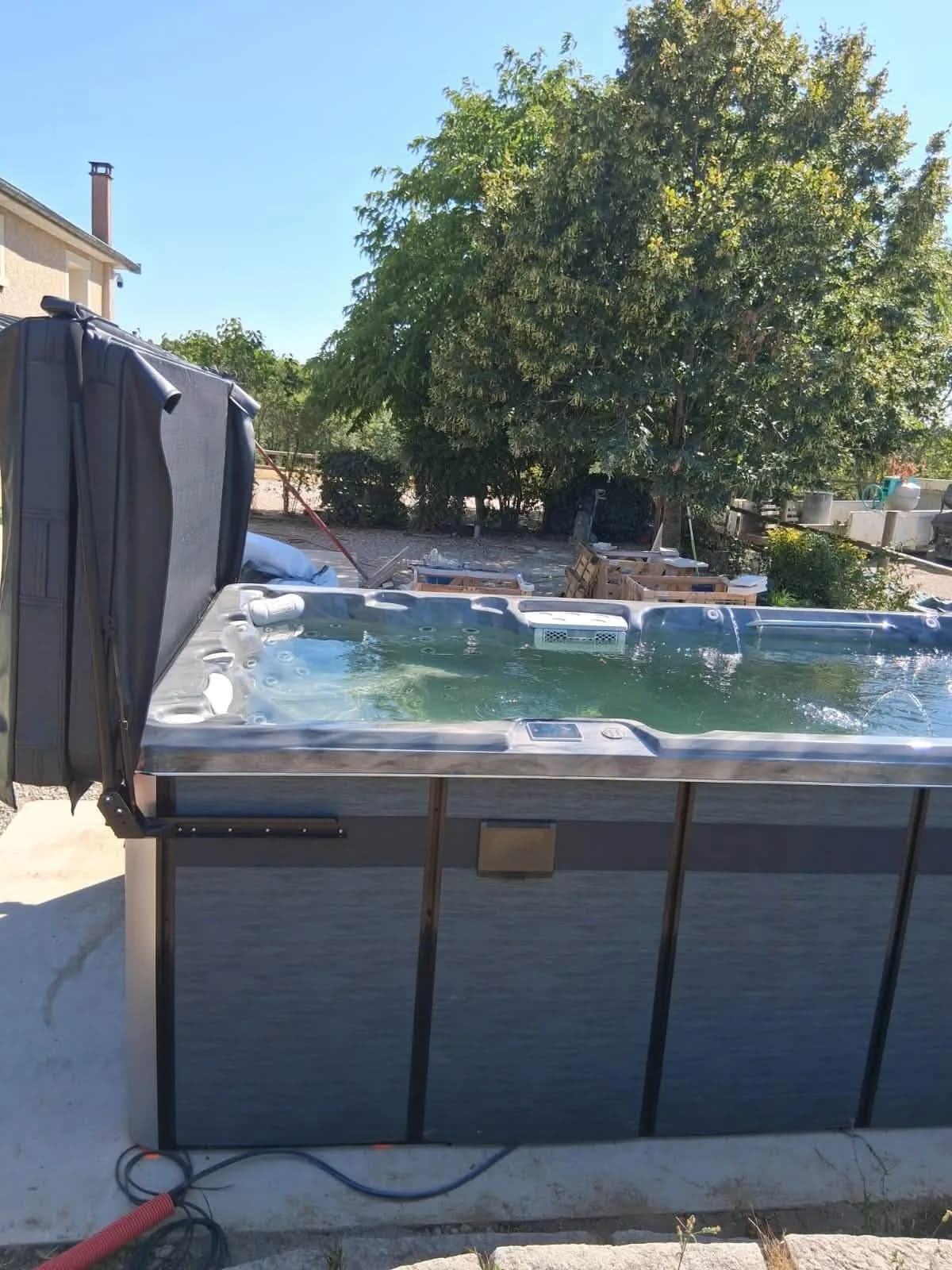 Installation d'un spa de nage Sløvika à Valencin, autre vue du chantier