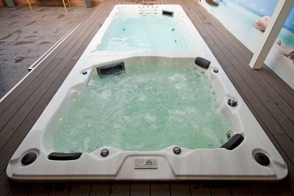 Installation d'un spa de nage T-Ultimax 594, sur une terrasse en bois, éclairage LED