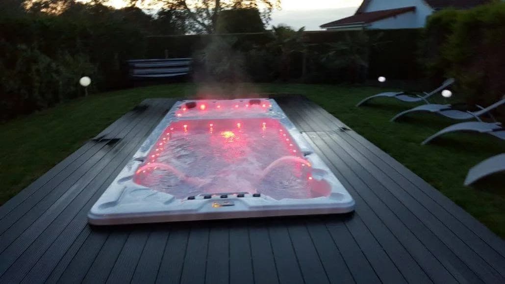 Installation d'un spa de nage T-Ultimax 594, autre vue du chantier