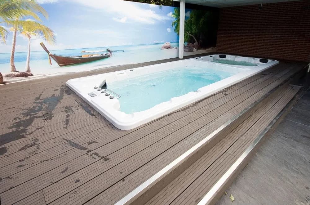 Installation d'un spa de nage T-Ultimax 594, autre vue du chantier