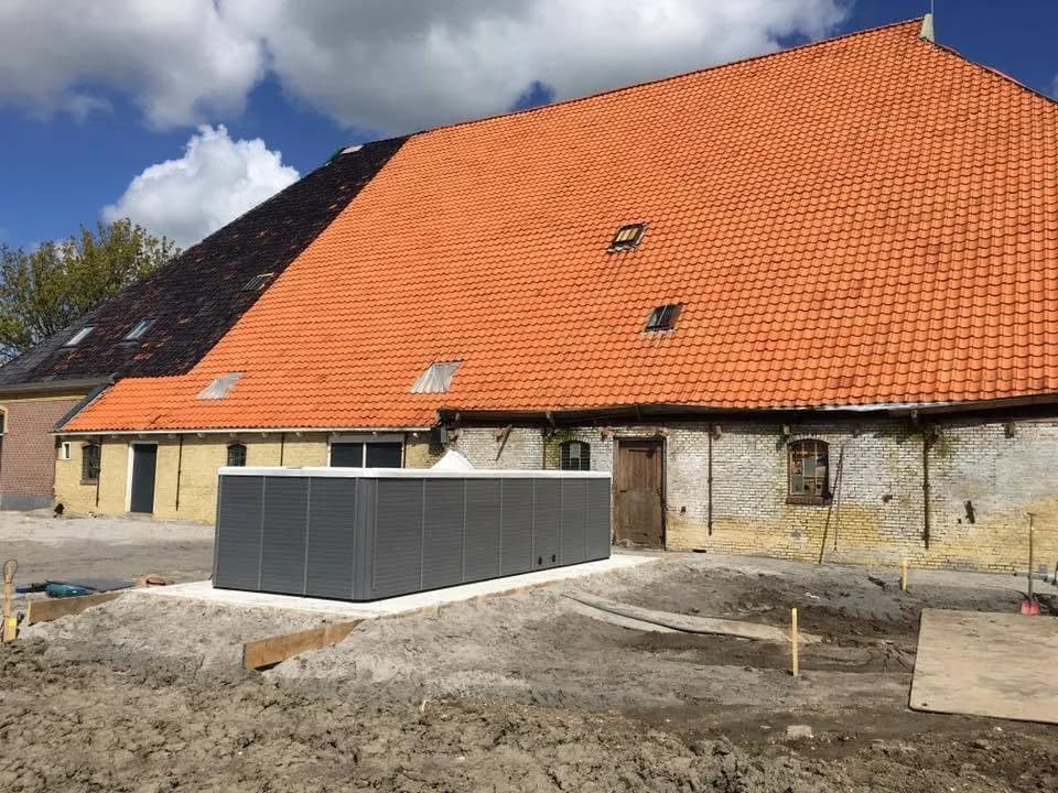 Installation d'un spa de nage T-Ultimax 594, autre vue du chantier