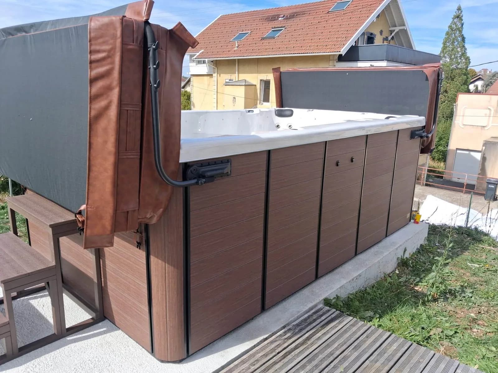 Installation d'un spa de nage Waterloo 390 à Charquemont, autre vue du chantier