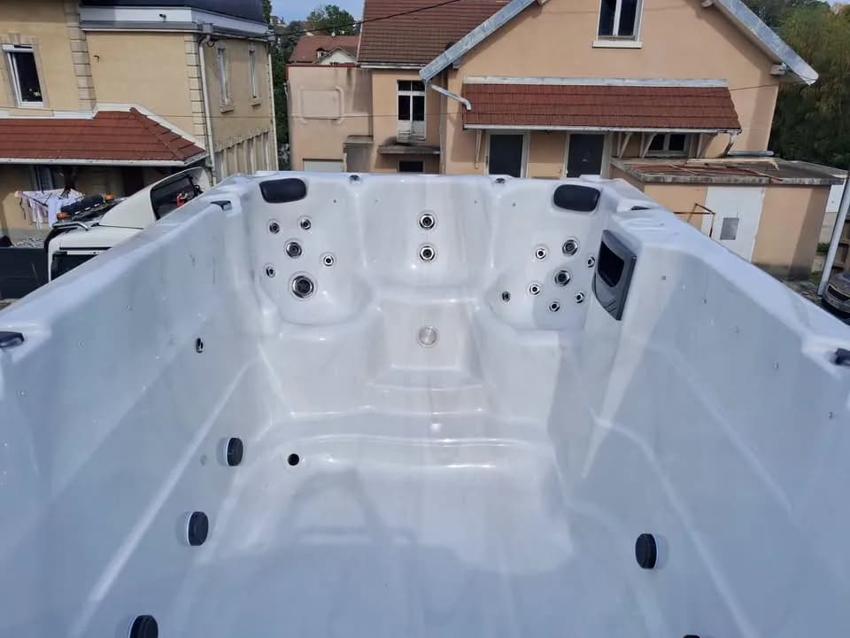 Installation d'un spa de nage Waterloo 390 à Charquemont, autre vue du chantier