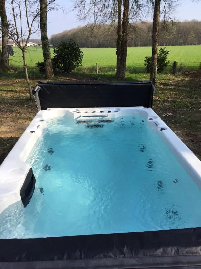 Installation d'un spa de nage Waterloo 390 dans le Loiret, autre vue du chantier
