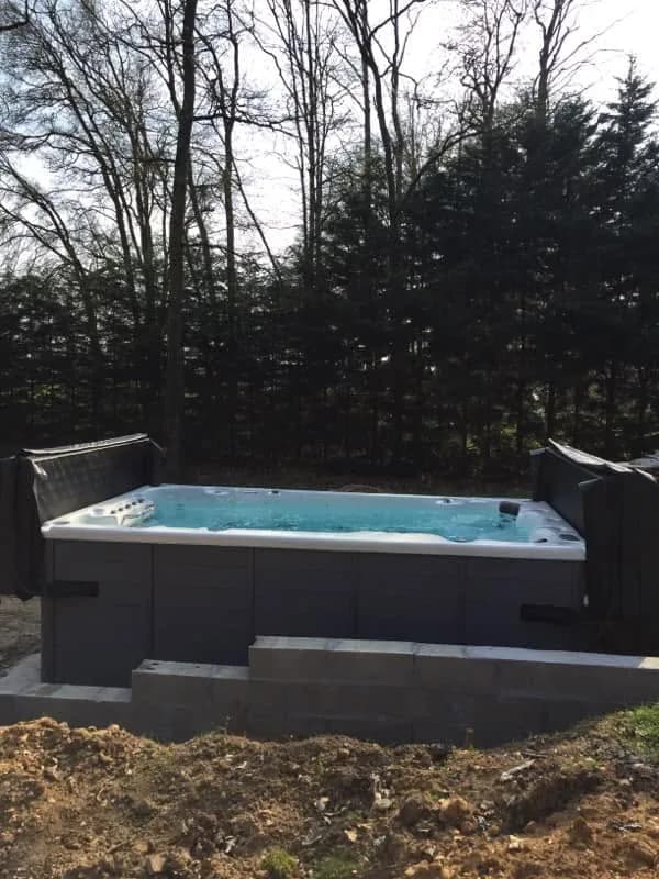 Installation d'un spa de nage Waterloo 390 dans le Loiret, autre vue du chantier