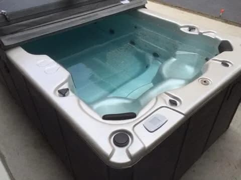 Installation d'un spa de nage Waterloo 390 Full option en Seine-et-Marne, autre vue du chantier