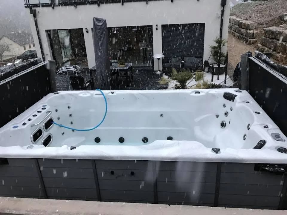 Installation d'un spa de nage Waterloo 390 Full option à Hérimoncourt, autre vue du chantier
