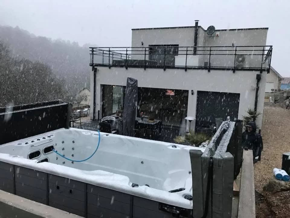 Installation d'un spa de nage Waterloo 390 Full option à Hérimoncourt, autre vue du chantier