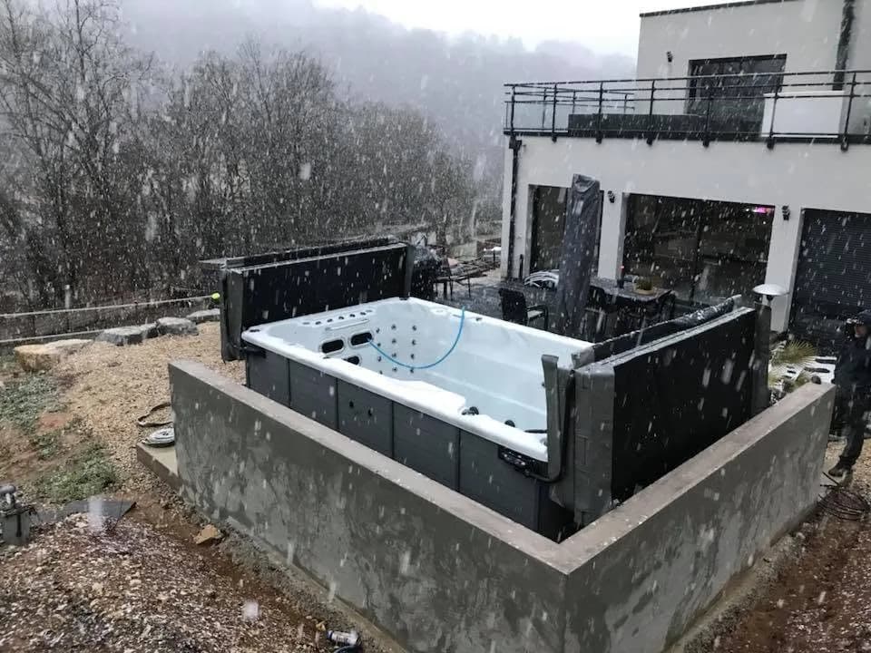 Installation d'un spa de nage Waterloo 390 Full option à Hérimoncourt, autre vue du chantier