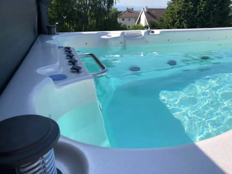 Installation d'un spa de nage Waterloo 390 Full option, autre vue du chantier