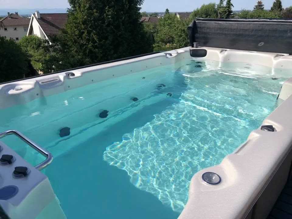 Installation d'un spa de nage Waterloo 390 Full option, autre vue du chantier