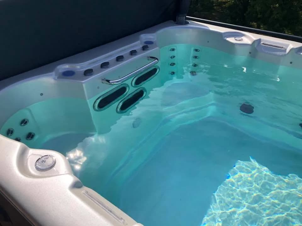 Installation d'un spa de nage Waterloo 390 Full option, autre vue du chantier