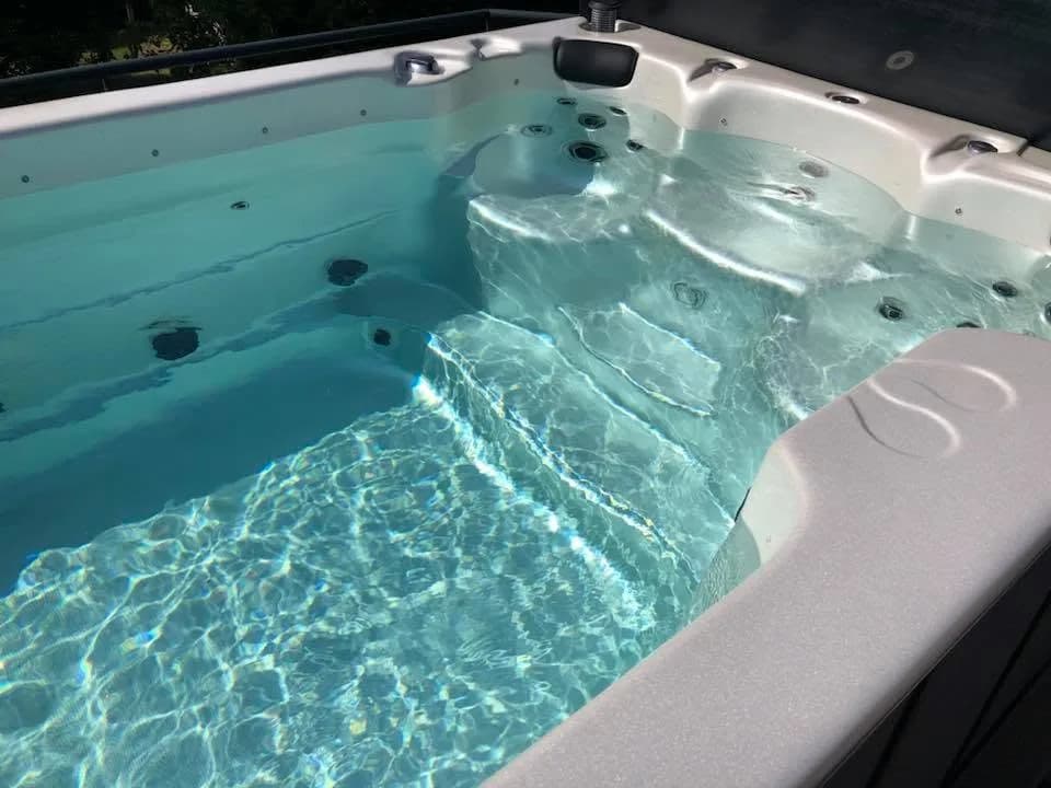 Installation d'un spa de nage Waterloo 390 Full option, autre vue du chantier