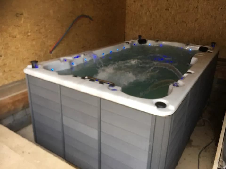 Installation d'un spa de nage Waterloo 390 à Kruth, dans une fosse en intérieur, éclairage LED