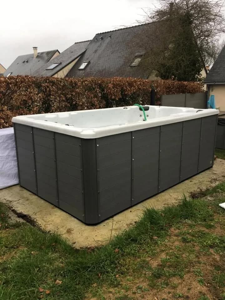 Installation d'un spa de nage Waterloo 390 à Saint-Lambert-la-Potherie, spa de nage sur une dalle béton