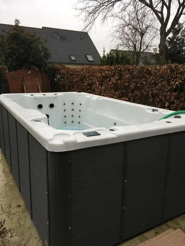 Installation d'un spa de nage Waterloo 390 à Saint-Lambert-la-Potherie, autre vue du chantier