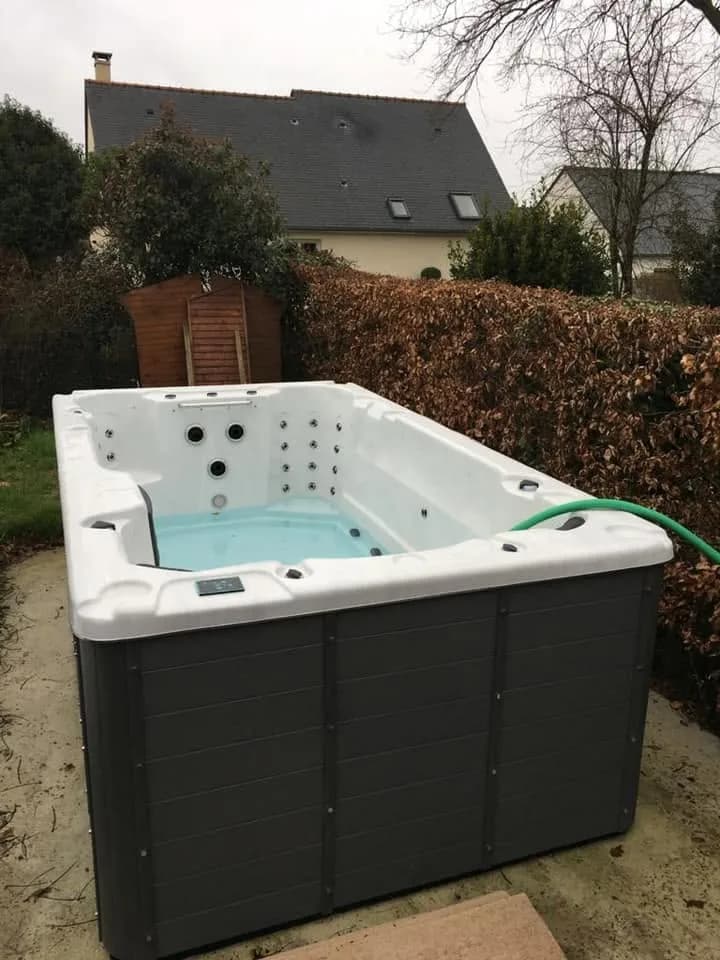 Installation d'un spa de nage Waterloo 390 à Saint-Lambert-la-Potherie, autre vue du chantier