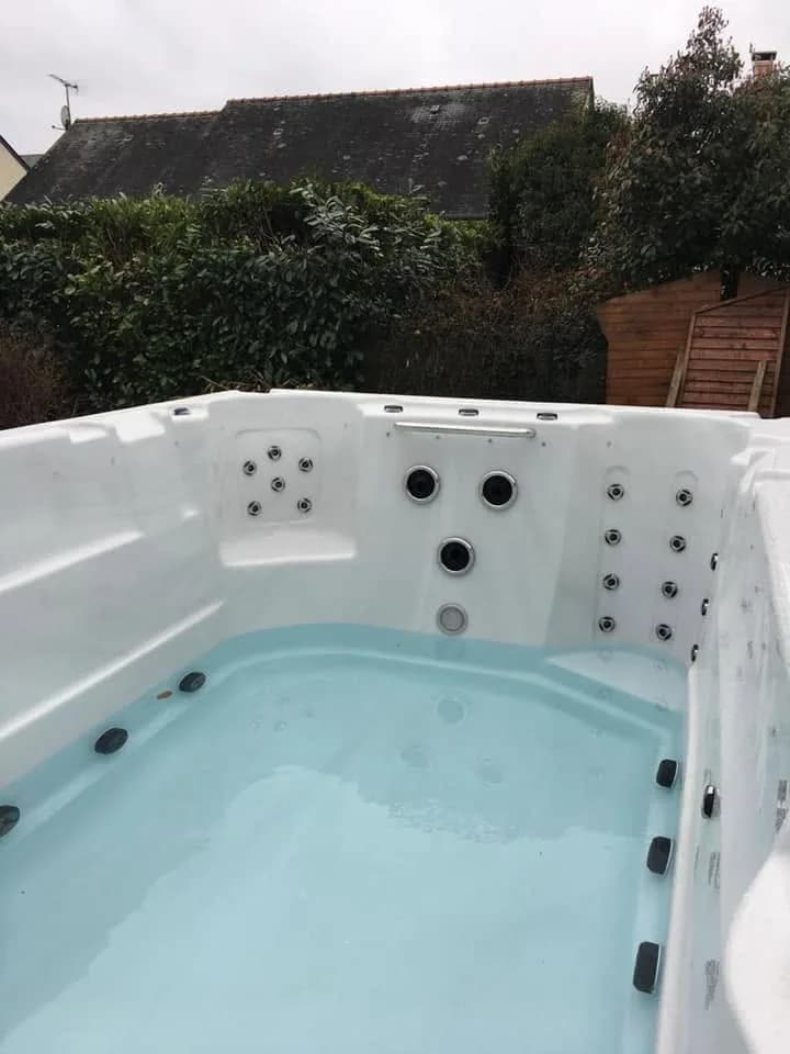 Installation d'un spa de nage Waterloo 390 à Saint-Lambert-la-Potherie, autre vue du chantier