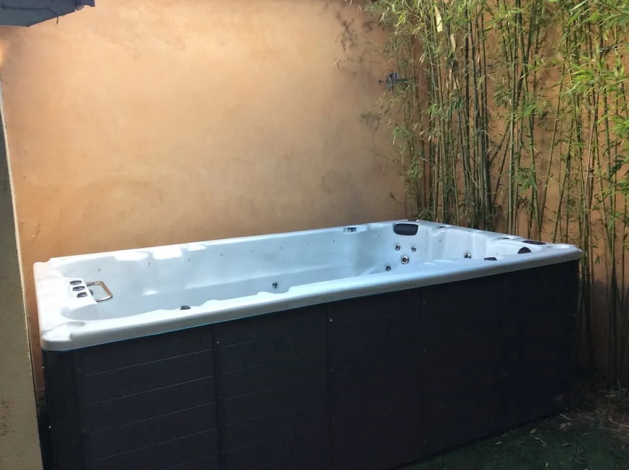 Installation d'un spa de nage Waterloo 390 à Villeurbanne, autre vue du chantier