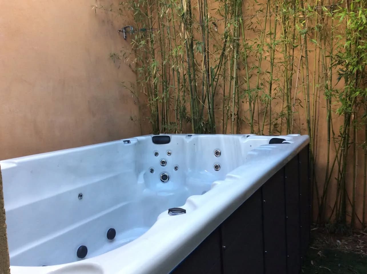 Installation d'un spa de nage Waterloo 390 à Villeurbanne, autre vue du chantier