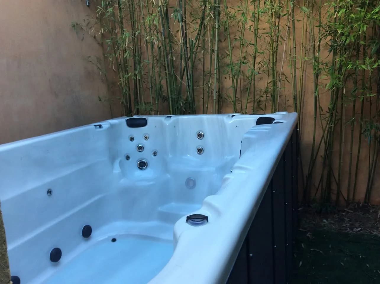 Installation d'un spa de nage Waterloo 390 à Villeurbanne, autre vue du chantier