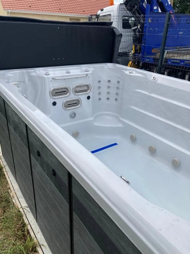 Installation d'un spa de nage Waterloo 410 à Vézelois, autre vue du chantier