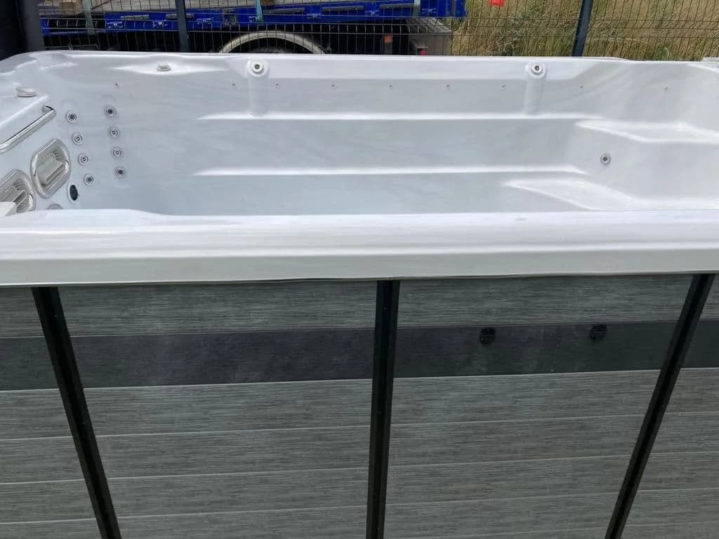 Installation d'un spa de nage Waterloo 410 à Vézelois, autre vue du chantier