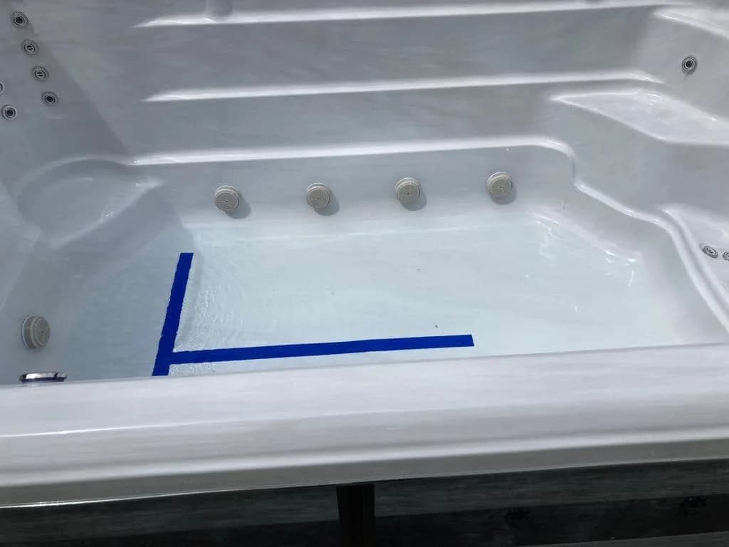 Installation d'un spa de nage Waterloo 410 à Vézelois, autre vue du chantier