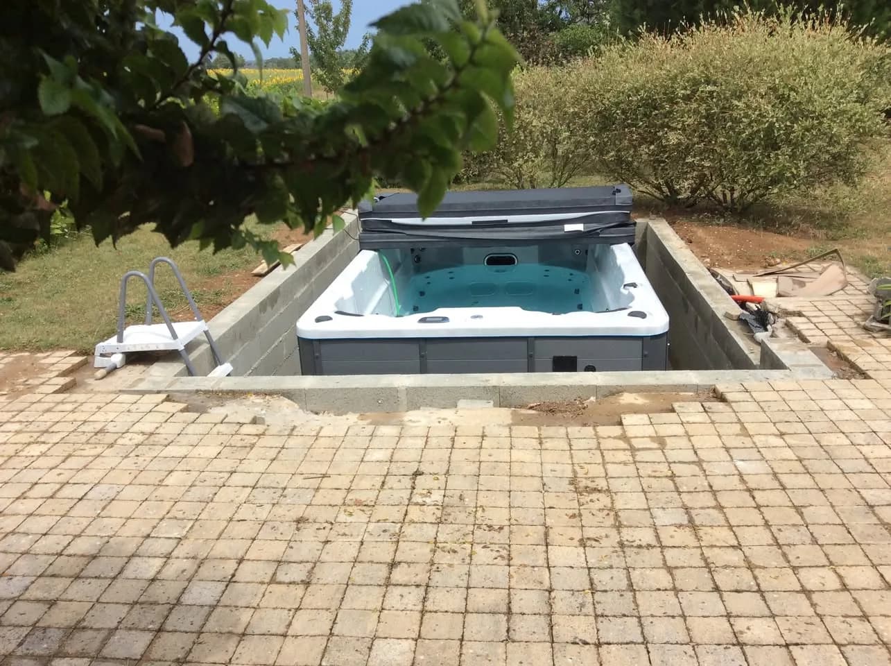 Installation d'un spa de nage Waterloo 421 à Bléré, encastré dans une terrasse pavée