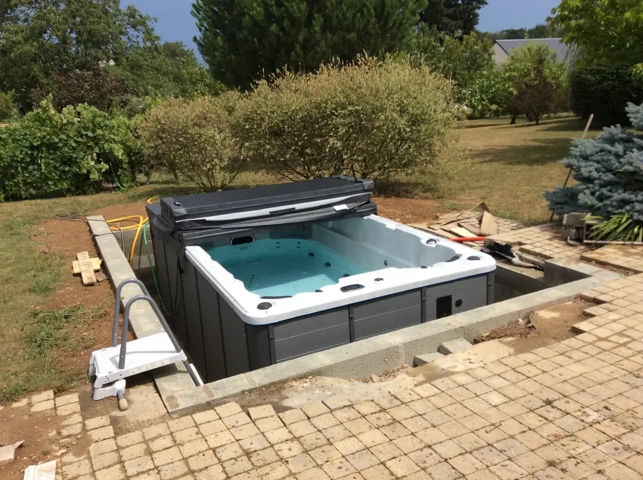 Installation d'un spa de nage Waterloo 421 à Bléré, autre vue du chantier