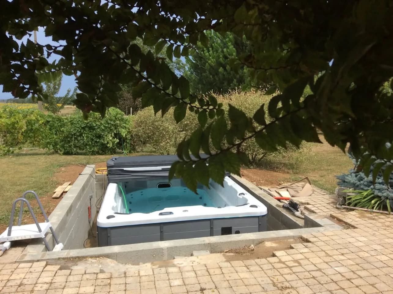 Installation d'un spa de nage Waterloo 421 à Bléré, autre vue du chantier