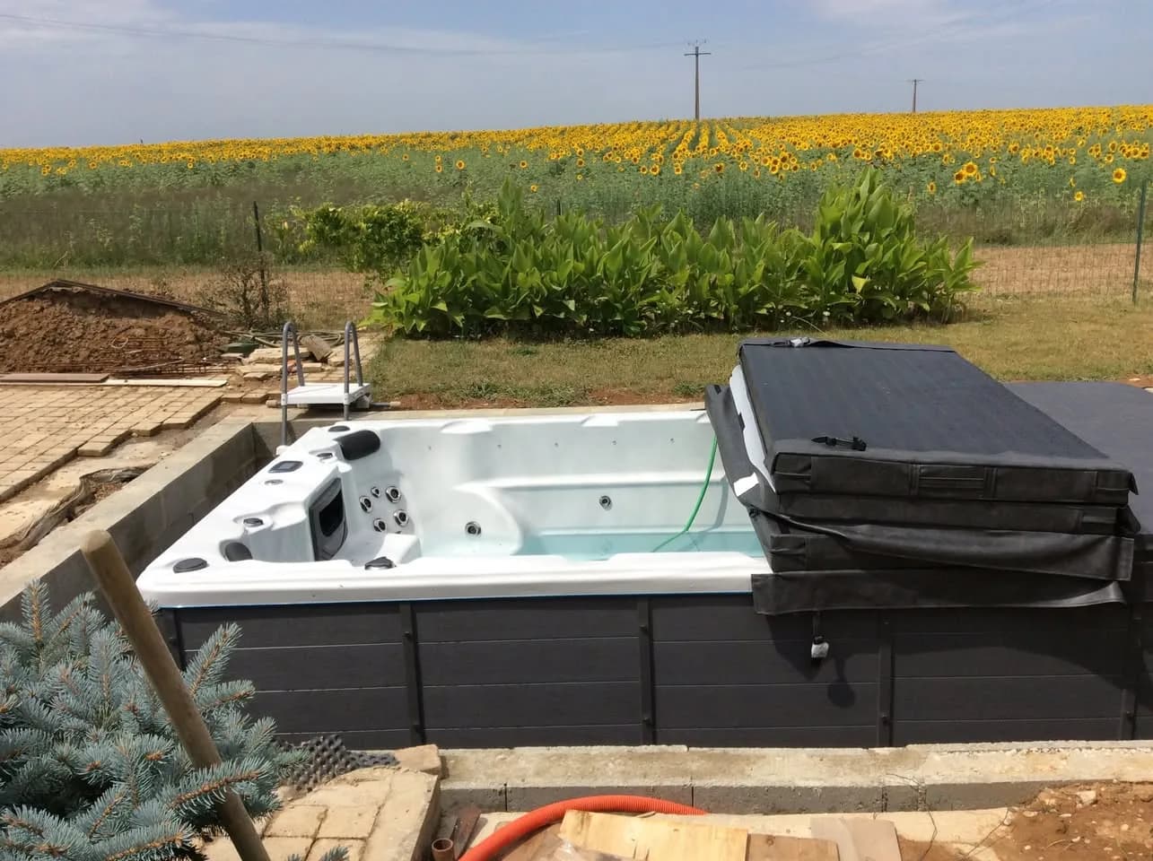 Installation d'un spa de nage Waterloo 421 à Bléré, autre vue du chantier