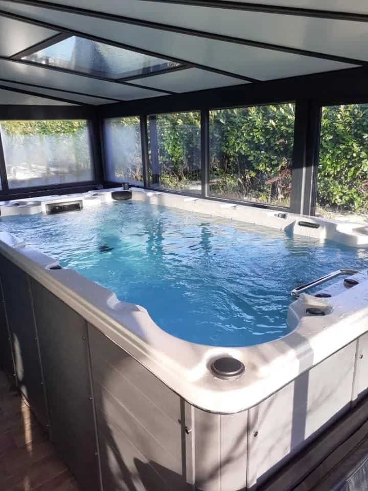 Installation d'un spa de nage Waterloo 421 à Brest, sous une véranda