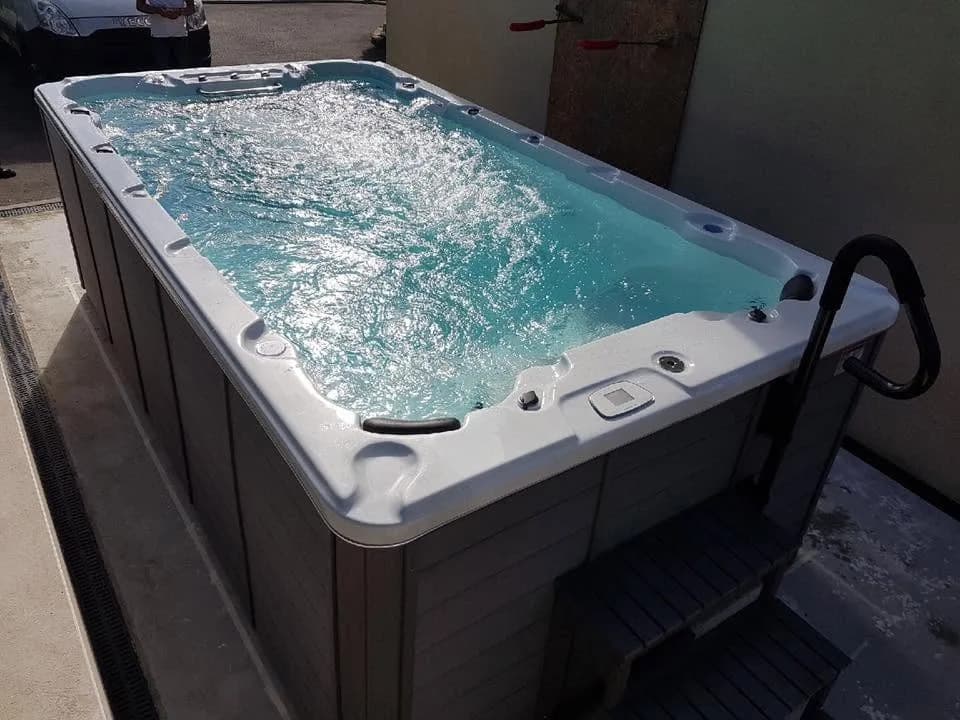 Installation d'un spa de nage Waterloo 421 dans le Var, autre vue du chantier