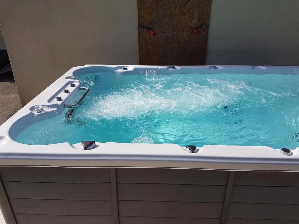 Installation d'un spa de nage Waterloo 421 dans le Var, autre vue du chantier
