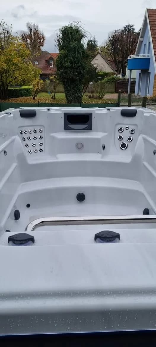 Installation d'un spa de nage Waterloo 421 Full option à Cernay, autre vue du chantier