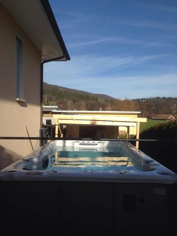 Installation d'un spa de nage Waterloo 421 Full option en Suisse, autre vue du chantier