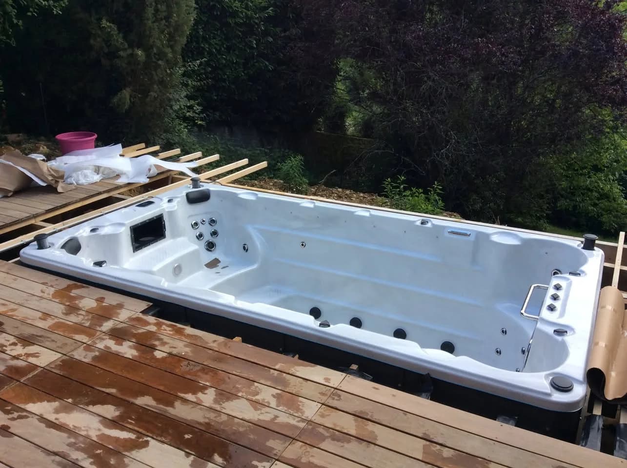 Installation d'un spa de nage Waterloo 421 Full option à Sainte-Croix, encastré dans une terrasse en bois