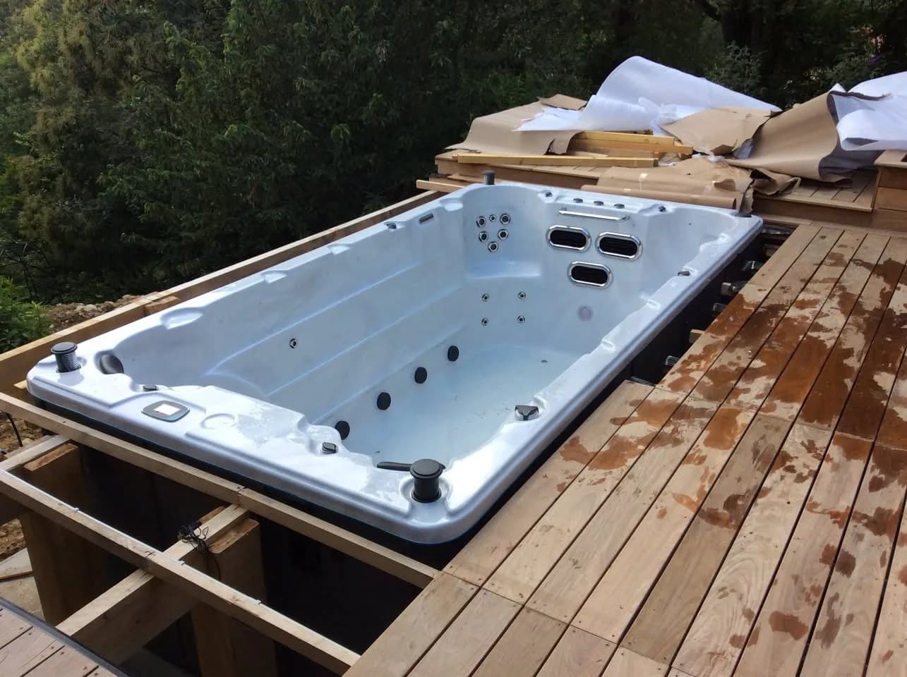 Installation d'un spa de nage Waterloo 421 Full option à Sainte-Croix, autre vue du chantier