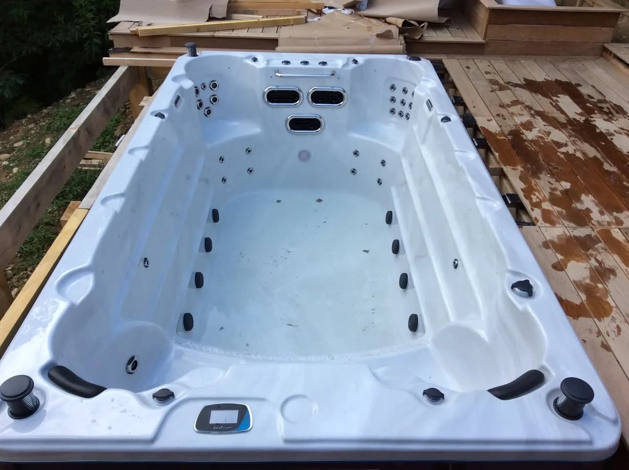 Installation d'un spa de nage Waterloo 421 Full option à Sainte-Croix, autre vue du chantier