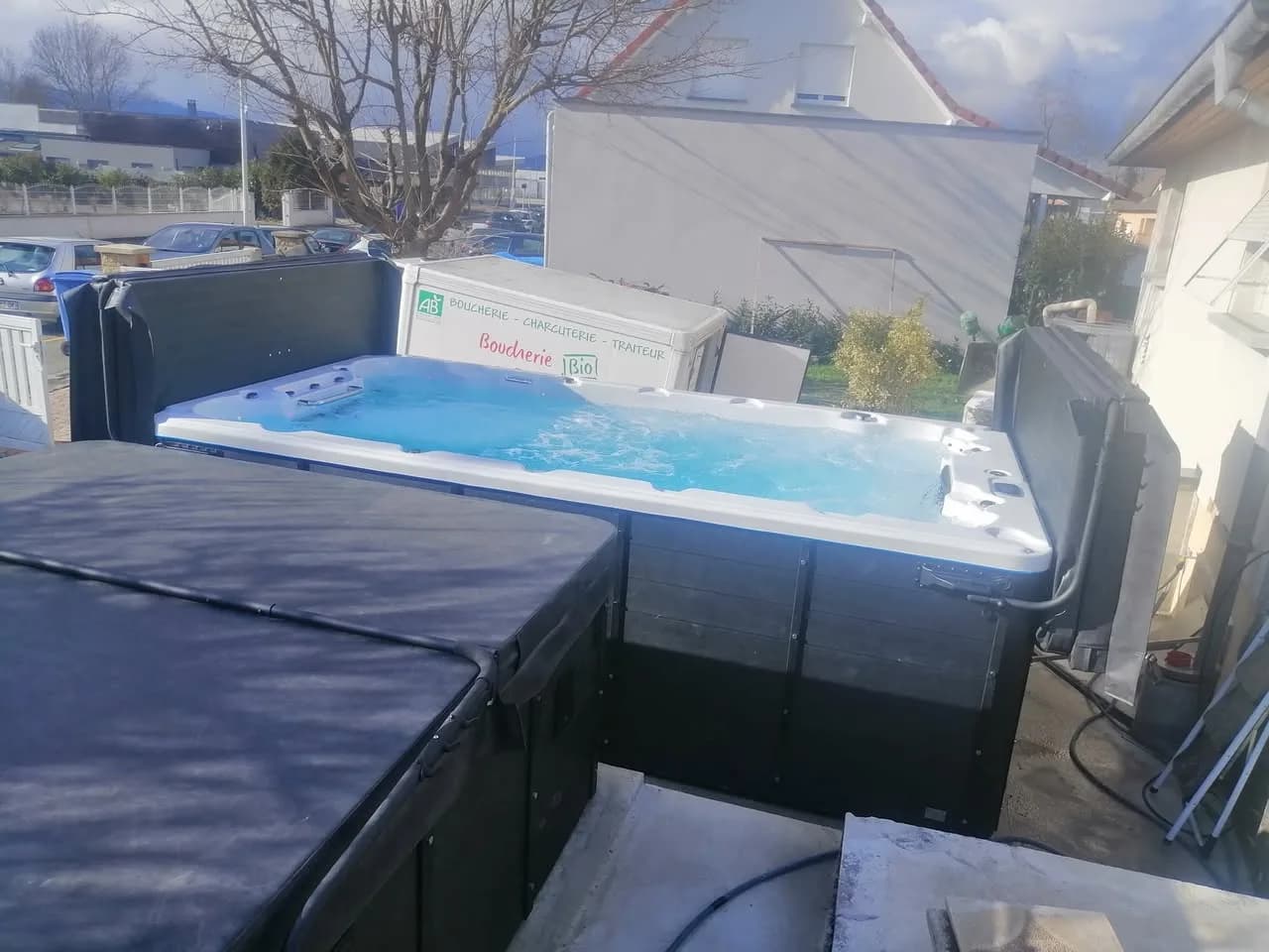 Installation d'un spa de nage Waterloo 421 Full option à Wittenheim, autre vue du chantier