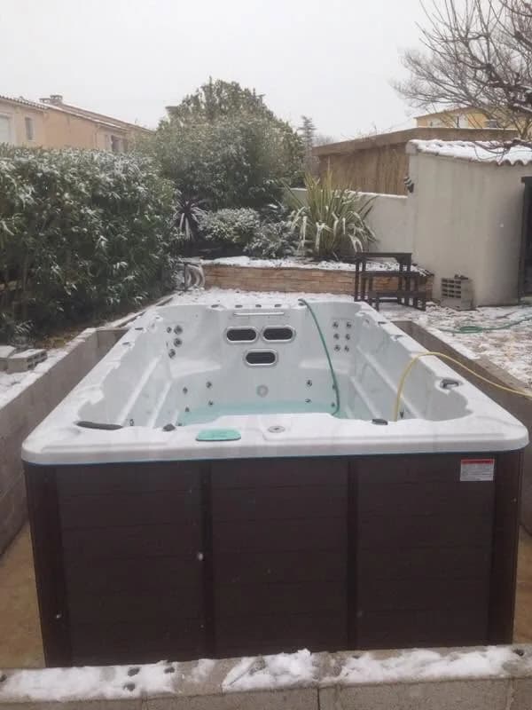 Installation d'un spa de nage Waterloo 421 Full option, autre vue du chantier