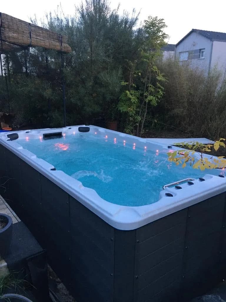 Installation d'un spa de nage Waterloo 421 à Horbourg-Wihr, spa de nage dans le jardin, éclairage LED