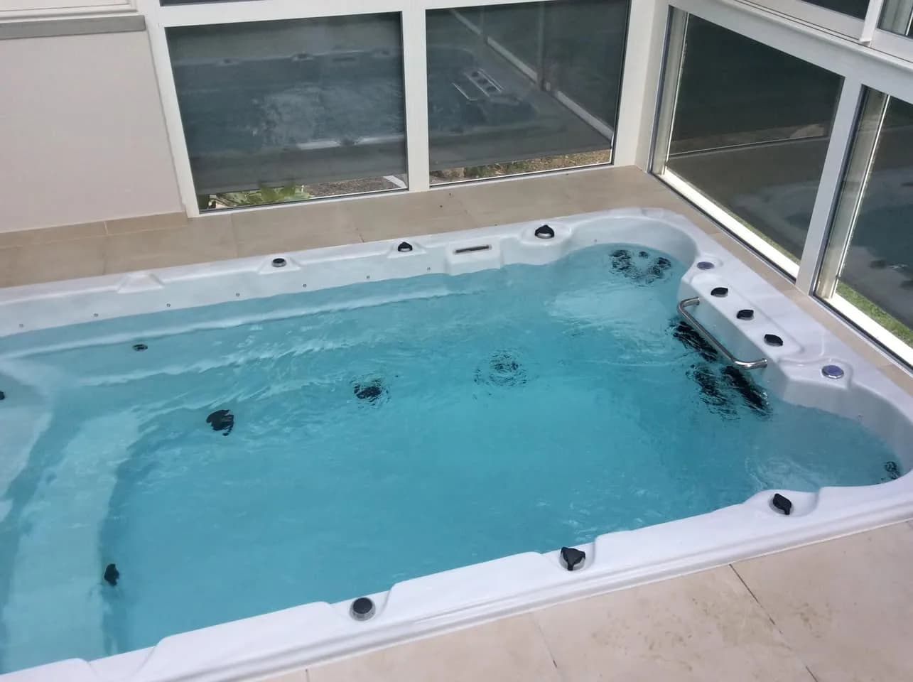 Installation d'un spa de nage Waterloo 421 à Merville, autre vue du chantier
