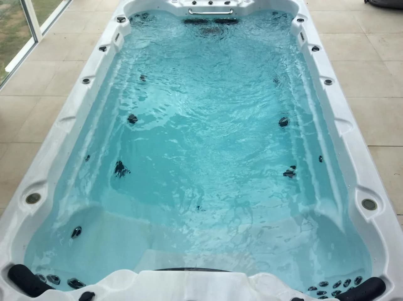 Installation d'un spa de nage Waterloo 421 à Merville, autre vue du chantier