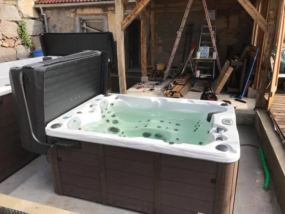 Installation d'un spa de nage Waterloo 421 à Saint-Amarin, autre vue du chantier
